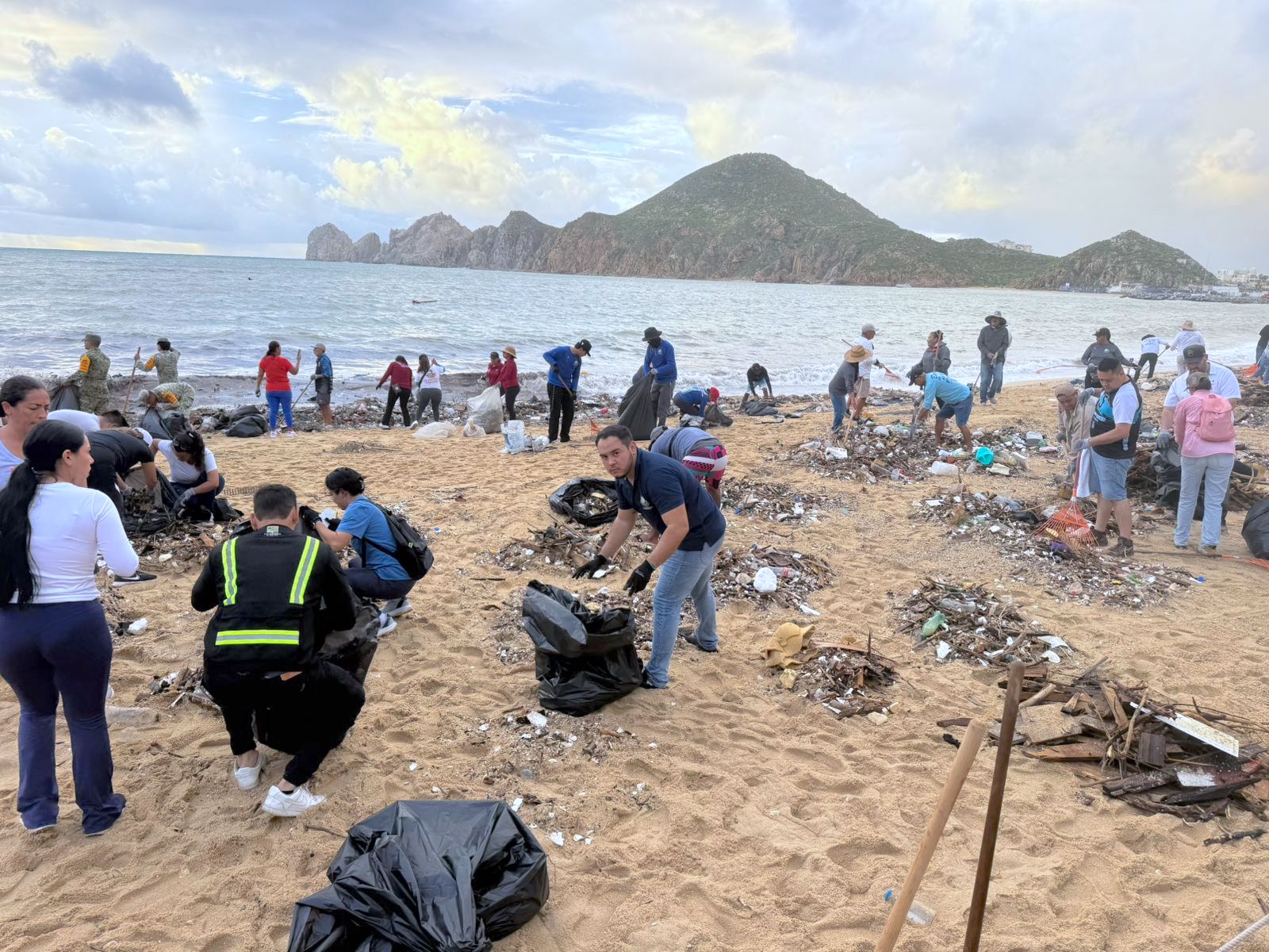 Unión y solidaridad en Los Cabos: jornada de limpieza en playa El ...
